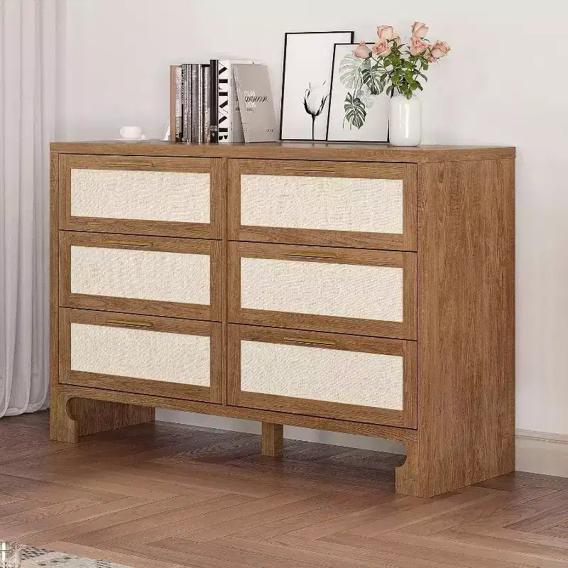 Commode 6 tiroirs en rotin et chêne avec poignées dorées et 5 pieds robustes, style ferme pour chambre à coucher, salon et entrée