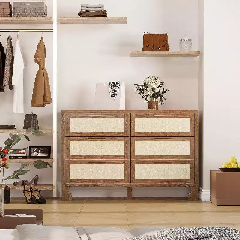 Commode 6 tiroirs en rotin et chêne avec poignées dorées et 5 pieds robustes, style ferme pour chambre à coucher, salon et entrée