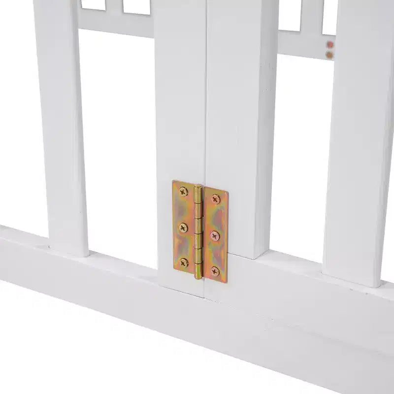 Cadre de lit simple en bois avec clôture et porte blanc