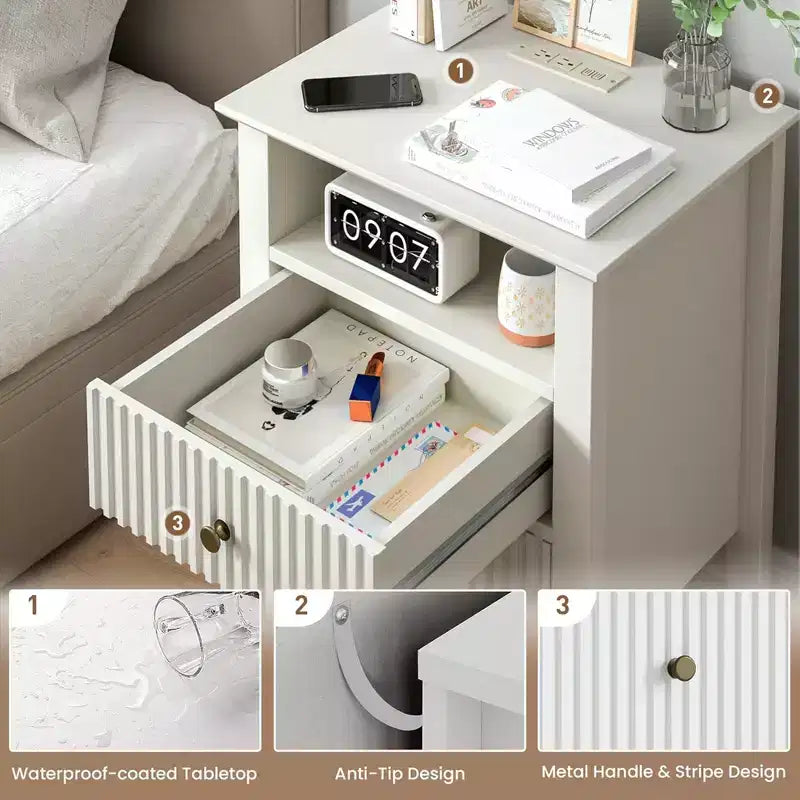 Tables de Chevet Rainurées, Ensemble de 2 Tables d'Appoint en Bois avec 2 Tiroirs de Rangement et Station de Chargement pour Chambre ou Bureau à Domicile, Lot de 2, Blanc