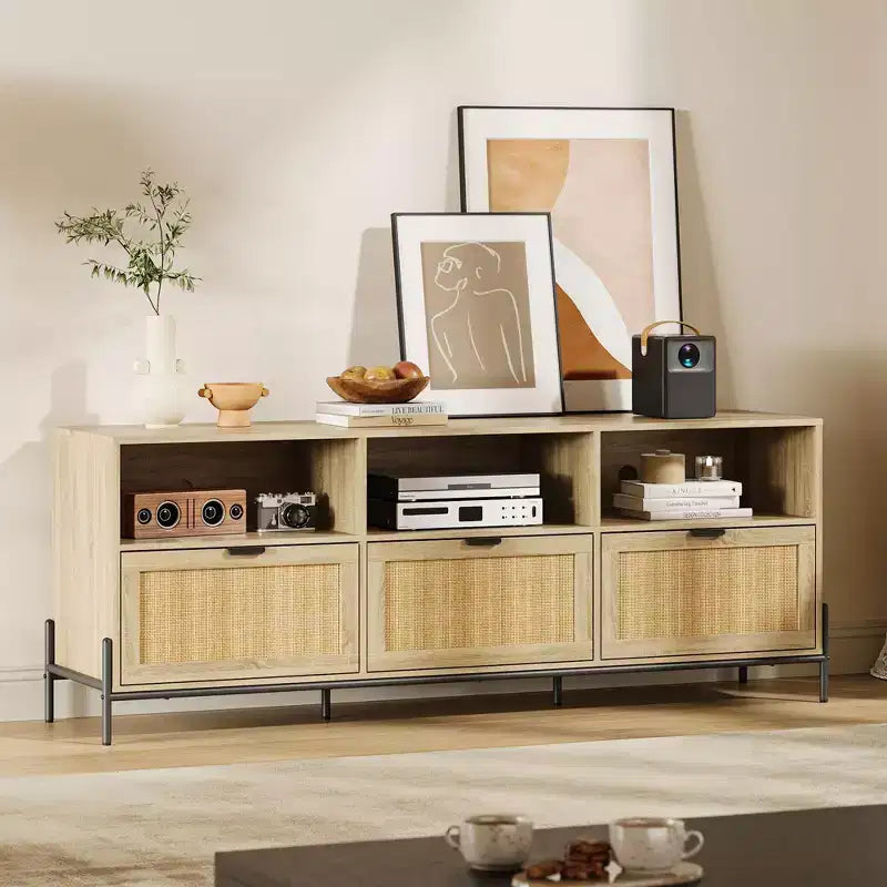 Meuble TV en rotin pour téléviseurs jusqu'à 75 pouces, meuble de divertissement moderne du milieu du siècle avec étagère ouverte et 3 tiroirs pour le salon