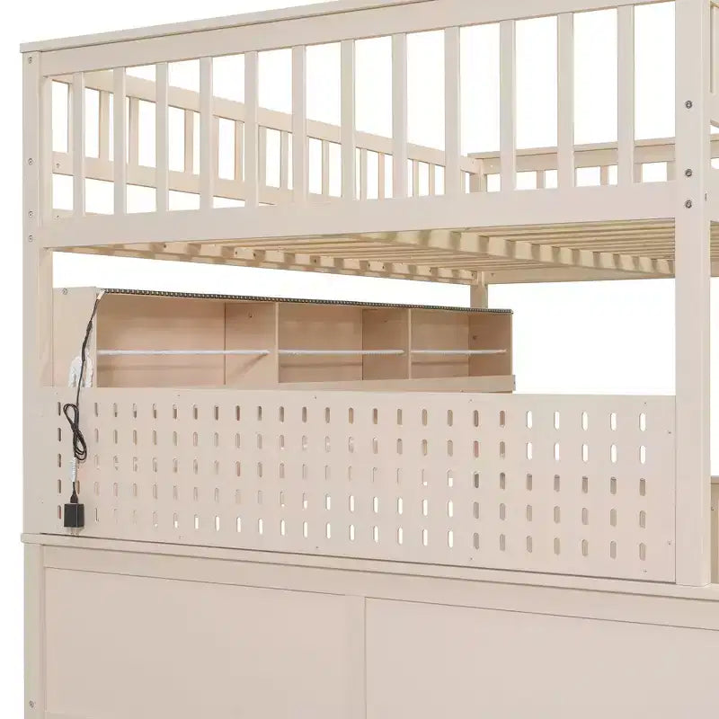 Lit superposé simple XL au-dessus de grand avec étagères éclairées intégrées et panneau perforé